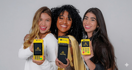 Empreendedoras felizes usando a maquininha ACEPAG